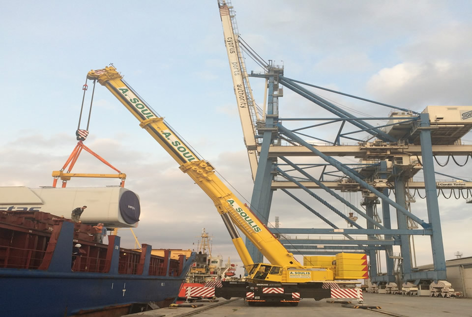 Discharging nacelles for Vestas in Larnaca port